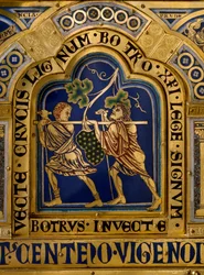 Altar de Verdun feito em ouro e esmalte por Nicolas de Verdun (ca.1130/50-1205): cenas do Antigo e Novo Testamento: detalhe representando o regresso de Josué e Calebe com um enorme cacho de uvas da terra de Canaã (Terra Prometida). Klostern do século XII