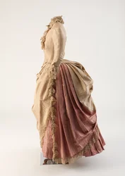 Vestido de dia em seda cor de rosa e biscoito