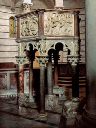 Púlpito de mármore de uma igreja, no Baptistério de Pisa 1260 (baixo relevo)