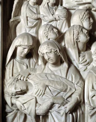 A cadeira de detalhes da crucificação realizada por Nicola Pisano