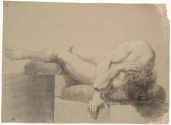 Modelo horizontal. Para a esquerda. Cabeça e tronco apoiados em um travesseiro, pernas levantadas e perna esquerda apoiada em outro travesseiro