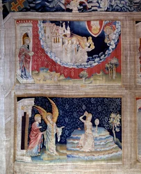 Tapeçaria do Apocalipse (1373-1383), n.º 64: um anjo mostra a João a condenação da Babilónia, símbolo da idolatria, que desencaminhou todas as nações com os seus sortilégios. Em baixo: Babilónia, a prostituta ao serviço de Satanás, aquece o cabelo louro