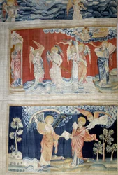 Pendurado de Apocalipse (1373-1383), n. 25: a sexta trombeta, os anjos do Eufrates. Abaixo, n. 28, o Anjo entrega o livro a São João, que o devora. Tapeçaria de Nicolau Bataille (1330-1405)