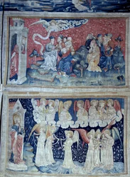 Enforcamento do Apocalipse (1373-1383), n. 49: o primeiro anjo anuncia a vitória. Abaixo, n. 56, os sete anjos carregam as sete garrafas da ira de Deus. Tapeçaria de Nicolau Bataille (1330-1405)