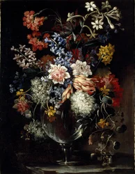 Flores num vaso sobre um parapeito