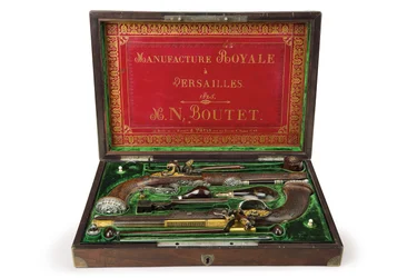 Um par de pistolas de pederneira estriadas montadas em prata, Versalhes, 1825