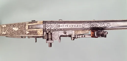 Par de pistolas de apresentação em pederneira com ferragens em prata, tradicionalmente oferecidas por Napoleão I ao seu irmão José Bonaparte por ocasião da atribuição da coroa de Espanha, provavelmente em 1808. Fabricadas por Nicholas Noel Boutet, Versaill