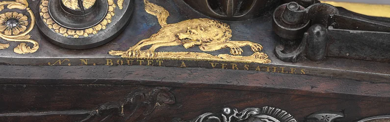 Detalhe de um de um par de pistolas de pederneira espingarda montadas em prata, Versalhes, 1825