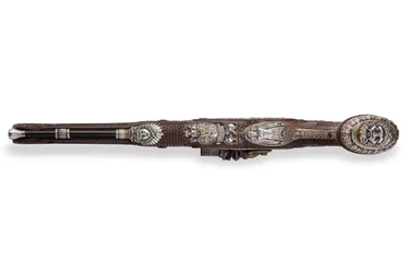 Uma de um par de pistolas de pederneira estriadas montadas em prata, Versalhes, 1825