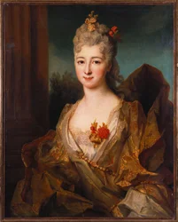 Retrato de uma senhora, meio comprimento, em um vestido bordado branco e dourado, com flores no cabelo