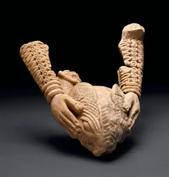 Braços segurando a cabeça do animal, Owo (terracota)