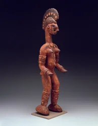 Figura feminina em pé, finais do século XIX ao XX (madeira policromada com metal, fibra e contas)