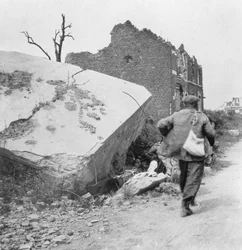 Casa de campo destruída por uma mina, Lomme, perto de Armentières, França, Primeira Guerra Mundial, c1914-c1918