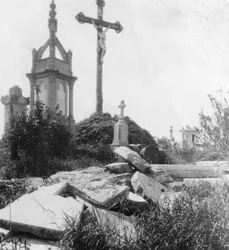 Sepulturas danificadas, antigo cemitério comunal, Ypres, Bélgica, Primeira Guerra Mundial, c1914-c1918