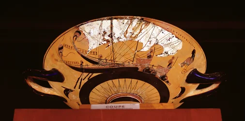 Detalhe do exterior de uma taça de figuras negras do sótão representando um veleiro grego, c.520 BC (olaria)