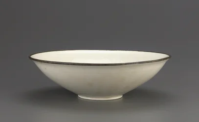 Ding ware tigela com decoração de lótus incisa, província de Hebei, 11-início do século XII (cerâmica)