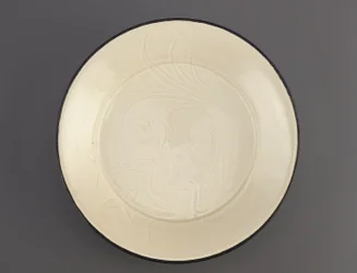Ding ware prato com decoração incisa de patos, província de Hebei, 11-início do século XII (cerâmica)