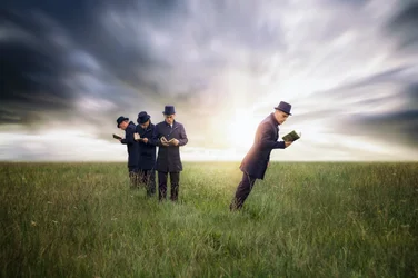 Homens de Leitura Surrealista