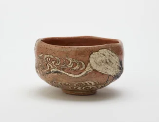 Tigela de chá estilo Kenzan com desenho de guindaste e água corrente, final do século 19 (argila vermelha, pasta branca, pigmento de ferro sob esmalte de chumbo transparente)