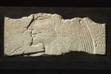 Fragmento de alívio, 5ª a 6ª Dinastia, 2454-2140 aC (calcário)