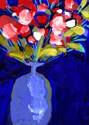 Flores vermelhas vibrantes num vaso azul