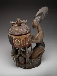 Figura feminina ajoelhada com tigela (olumeye), c.1910 a c.1938 (madeira, pigmento e tinta)