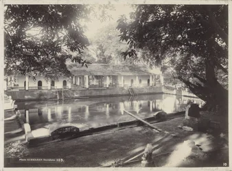 Balneário com galeria, possivelmente em Surabaya