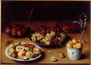 Natureza morta de fruta e copo Uma mesa coberta de ameixas, damascos, pêssegos, peras, uvas, framboesas e um copo de vinho tinto. Pintura de Osias Beert I ou l