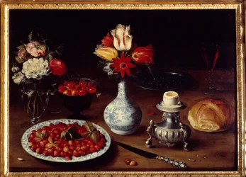 Natureza morta com vaso de flores Bouquets de tulipas e cravos com cerejas, morangos selvagens, ovo cozido (copo de ovo) e pão. Pintura de Osias Beert I ou l