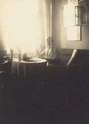 [Oskar Schlemmer sentado à mesa com serviço de café na Prellestrasse].