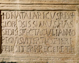 Civilização bárbara: inscrição datada do reinado do rei Ostrogoth Athalaric (516-534 d.C.) testemunho da existência de um teatro em Ticinum (actual Pavia). Século VI. Musei Civici, Sezione Archeologia, Pavia, Itália.