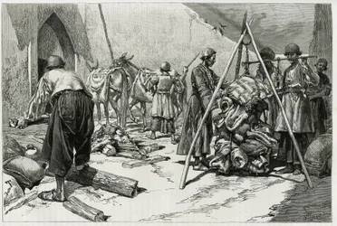 A pesagem da bagagem antes da partida da Delafoy Bridal Expedition. Gravação de Tofani, para ilustrar a história "Persia, Chaldee e Susiane".