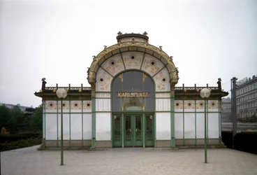 Art Nouveau: vista do pavilhão da estação de metro de Karlsplatz (agora café) feita pelo arquitecto Otto Wagner (1841-1918) (Secessão Vienense) 1894-1899 Viena, Áustria