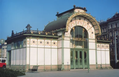 Karlsplatz Stadtbahn, projetado por Otto Wagner (1841-1918)