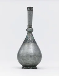 Uma garrafa de zinco com incrustações em prata turquesa otomana (turquesa, zinco, prata)