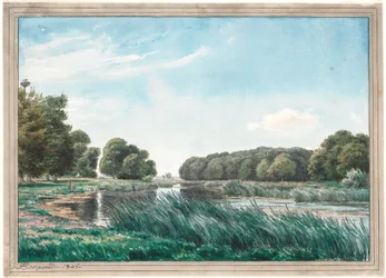 Paisagem arborizada com um lago e três crianças em pé e pescando.