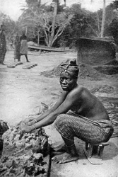 Um oleiro de Gold Coast e seu barro, Gana, África Ocidental, 1922.