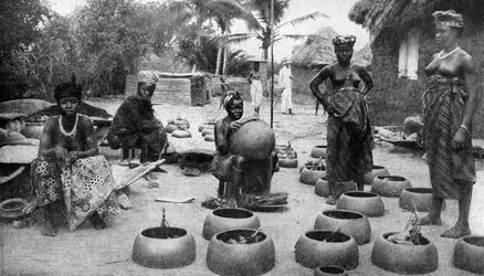 Mulheres Fanti fazendo louça de barro, Elmina, Gana, 1922.