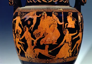 Sótão vermelho-cratera, detalhe da cena dos actores e músicos que se preparam para uma actuação, grego, de Ruvo, século V a.C. (cerâmica) (ver 119445-7)