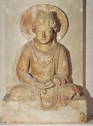 Buda sentado em meditação, de Ganhara, estilo greco-budista, do século I a IV