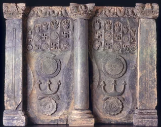 Friso mostrando as pegadas dos Budas, de Gandhara de 1 a 5 dC;