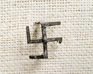 Antiguidade cristã: fíbula em forma de suástica (que viria a inspirar a cruz gamada). Do século I ao III. Museu Nacional de Arqueologia, Saint-Germain-en-Laye