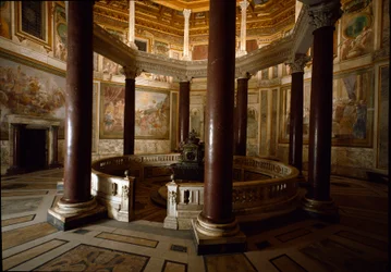 Vista interior do batistério Paleocretiano de San Giovanni em Laterano (São João Laterano) (battistero lateranense ou San Giovanni em Fonte), construído em torno de 440. Roma