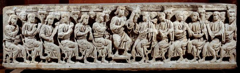 Arte Paleocristã: sarcófago esculpido representando o ensino de Cristo com os atres. de Ain. Fim do século IV depois de JC. Sol 0,6x2,2 m Paris, musee du Louvre