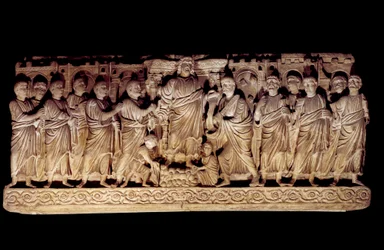 Arte Paleocristã: sarcófago esculpido representando Cristo com os apoters. da Basílica de São Pedro em Roma, mausoléu dos Anicii. 390-400 AD. Paris, Museu do Louvre