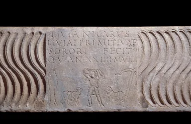 Arte Paleocristã: tanque de sarcófagos fragmentado: O Bom Pastor e epitáfio de Livia Primitiva. Um pastor com cordeiros, um peixe (símbolo cristão) e uma âncora. Encontra-se em Roma sob a Basílica de São Pedro. 200-250 D.C. Paris, Museu do Louvre.