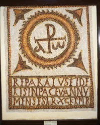 Tunísia, O Mosaico de Uppenna, obra mosaica representando um túmulo com um epitáfio: alfa e ômega (o início e o fim)