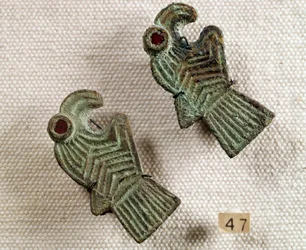 Antiguidade cristã: fíbulas de bronze incrustadas com granada em forma de cabeças de águia. Museu Nacional de Arqueologia, Saint-Germain-en-Laye