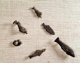 Antiguidade cristã: fíbulas e jóias de metal com a forma de peixe. Museu Nacional de Arqueologia, Saint Germain en Laye