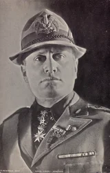 Álbum "Duce": Benito Mussolini no uniforme Militia (foto a p/b)